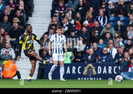 West Bromwich, Royaume-Uni. 01st Apr, 2024. Tom Dele-Bashiru de Watford frappe le ballon au centre lors du match EFL Sky Bet Championship entre West Bromwich Albion et Watford aux Hawthorns, West Bromwich, Angleterre le 1er avril 2024. Photo de Stuart Leggett. Utilisation éditoriale uniquement, licence requise pour une utilisation commerciale. Aucune utilisation dans les Paris, les jeux ou les publications d'un club/ligue/joueur. Crédit : UK Sports pics Ltd/Alamy Live News Banque D'Images