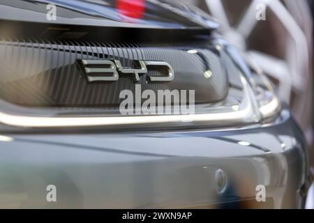 Le showroom automobile BYD à Kowloon Bay, Hong kong a été ouvert le 2023 novembre. BYD est l'un des conglomérats chinois cotés en bourse de la société de fabrication multinationale Headquart Banque D'Images