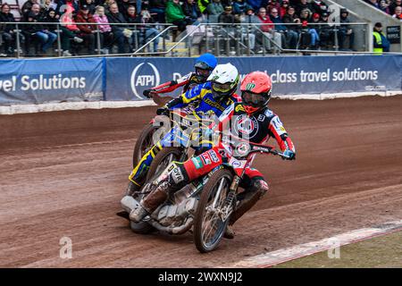 Manchester le lundi 1er avril 2024. Belle vue ATPI Aces Brady Kurtz (Rouge) mène le Jack Holder des Sheffield Tigers (Blanc) et belle vue ATPI Aces Jaimon Lidsey (Bleu) lors de la Rowe Motor Oil Premiership Ko Cup Quarter final 1st Leg entre belle vue Aces et Sheffield Tigers au National Speedway Stadium, Manchester le lundi 1er avril 2024. (Photo : Ian Charles | mi News) crédit : MI News & Sport /Alamy Live News Banque D'Images