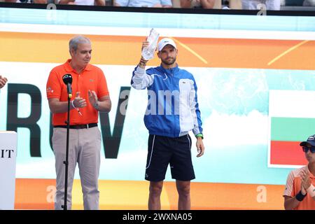 MIAMI GARDENS, FLORIDE - MARS 31 : Grigor Dimitrov de Bulgarie pose avec le trophée masculin de l'Open de Miami au Hard Rock Stadium le 31 mars 2024 à Miami Gardens, Floride. Crédit hoo-me.com/MediaPunch Banque D'Images