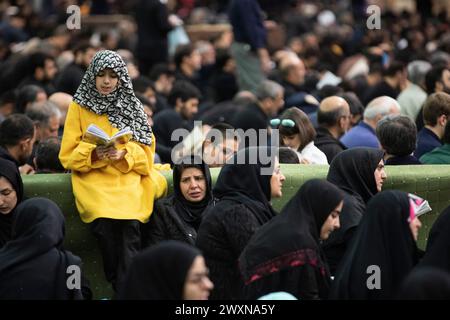 Téhéran, Téhéran, Iran. 1er avril 2024. Un adorateur chiite assiste à Laylat al-Qadr, ou la nuit du destin pendant le mois sacré islamique du Ramadan, à Téhéran, Iran, dimanche 1er avril, 2024. (crédit image : © Sobhan Farajvan/Pacific Press via ZUMA Press Wire) USAGE ÉDITORIAL SEULEMENT! Non destiné à UN USAGE commercial ! Banque D'Images