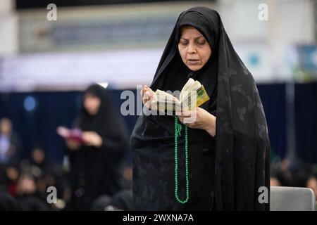 Téhéran, Téhéran, Iran. 1er avril 2024. Un adorateur chiite assiste à Laylat al-Qadr, ou la nuit du destin pendant le mois sacré islamique du Ramadan, à Téhéran, Iran, dimanche 1er avril, 2024. (crédit image : © Sobhan Farajvan/Pacific Press via ZUMA Press Wire) USAGE ÉDITORIAL SEULEMENT! Non destiné à UN USAGE commercial ! Banque D'Images