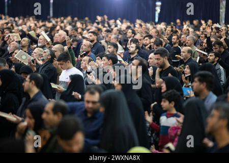 Téhéran, Téhéran, Iran. 1er avril 2024. Les fidèles chiites assistent à Laylat al-Qadr, ou la nuit du destin pendant le mois sacré islamique du Ramadan, à Téhéran, Iran, dimanche 1er avril, 2024. (crédit image : © Sobhan Farajvan/Pacific Press via ZUMA Press Wire) USAGE ÉDITORIAL SEULEMENT! Non destiné à UN USAGE commercial ! Banque D'Images