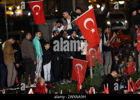 (240401) -- ANKARA, 1er avril 2024 (Xinhua) -- des partisans de la principale opposition de T¨¹rkiye, le Parti républicain du peuple (CHP), participent aux célébrations à Ankara, T¨¹rkiye, le 1er avril 2024. Le principal parti d'opposition de T¨¹rkiye, le Parti républicain du peuple (CHP), a remporté une victoire majeure dans les sondages locaux de 35 mairies à travers le pays, selon les résultats non officiels des élections locales de dimanche. (Mustafa Kaya/documentation via Xinhua) Banque D'Images