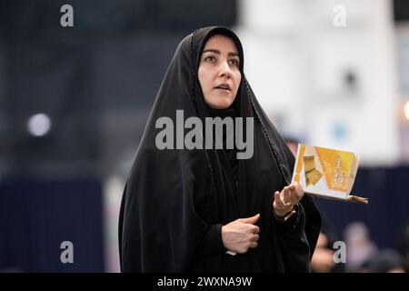 Téhéran, Téhéran, Iran. 1er avril 2024. Un adorateur chiite assiste à Laylat al-Qadr, ou la nuit du destin pendant le mois sacré islamique du Ramadan, à Téhéran, Iran, dimanche 1er avril, 2024. (crédit image : © Sobhan Farajvan/Pacific Press via ZUMA Press Wire) USAGE ÉDITORIAL SEULEMENT! Non destiné à UN USAGE commercial ! Banque D'Images