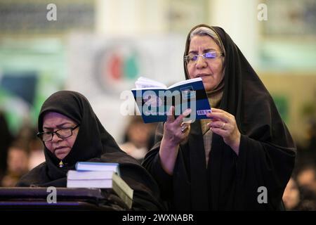 Téhéran, Téhéran, Iran. 1er avril 2024. Un adorateur chiite assiste à Laylat al-Qadr, ou la nuit du destin pendant le mois sacré islamique du Ramadan, à Téhéran, Iran, dimanche 1er avril, 2024. (crédit image : © Sobhan Farajvan/Pacific Press via ZUMA Press Wire) USAGE ÉDITORIAL SEULEMENT! Non destiné à UN USAGE commercial ! Banque D'Images