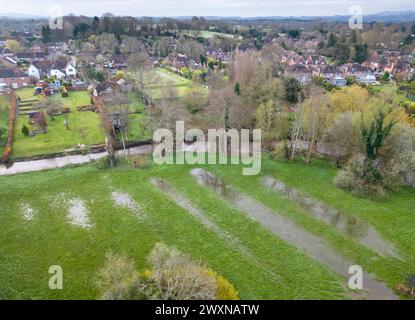 vue aérienne du moulin à elstead sur les rives de la rivière wey dans le surrey Banque D'Images