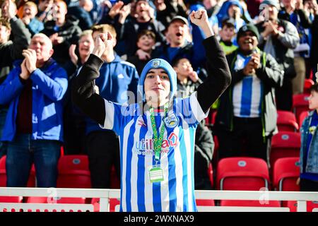 Stoke on Trent, Royaume-Uni. 01st Apr, 2024. Les fans de la ville de Huddersfield célèbrent leur 1-0e anniversaire lors du match de championnat Sky Bet Stoke City vs Huddersfield Town au stade Bet365, Stoke-on-Trent, Royaume-Uni, le 1er avril 2024 (photo par Lloyd Jones/News images) à Stoke-on-Trent, Royaume-Uni, le 4/1/2024. (Photo de Lloyd Jones/News images/SIPA USA) crédit : SIPA USA/Alamy Live News Banque D'Images