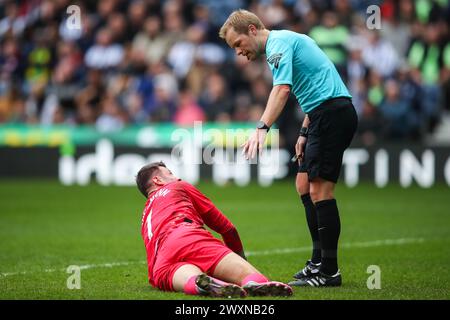 L'arbitre Gavin Ward vérifie Daniel Bachmann de Watford lors du match du Sky Bet Championship West Bromwich Albion vs Watford aux Hawthorns, West Bromwich, Royaume-Uni, le 1er avril 2024 (photo de Gareth Evans/News images) Banque D'Images