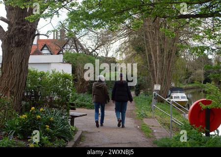 Maidenhead, Berkshire, Royaume-Uni. 1er avril 2024. Les gens sortent pour une promenade le long de la Tamise. C'était un jour de soleil et d'averses aujourd'hui le lundi de Pâques à Maidenhead, Berkshire. Crédit : Maureen McLean/Alamy Live News Banque D'Images