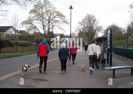 Maidenhead, Berkshire, Royaume-Uni. 1er avril 2024. Les gens sortent pour une promenade le long de la Tamise. C'était un jour de soleil et d'averses aujourd'hui le lundi de Pâques à Maidenhead, Berkshire. Crédit : Maureen McLean/Alamy Live News Banque D'Images