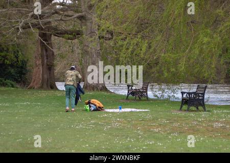 Maidenhead, Berkshire, Royaume-Uni. 1er avril 2024. Un homme abandonne son pique-nique. C'était un jour de soleil et d'averses aujourd'hui le lundi de Pâques à Maidenhead, Berkshire. Crédit : Maureen McLean/Alamy Live News Banque D'Images