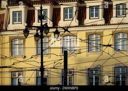 Réseau de lignes de tramway contre un bâtiment historique à Lisbonne, Portugal Banque D'Images