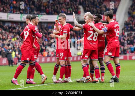 Middlesbrough, Royaume-Uni. 01st Apr, 2024. Le milieu de terrain de Middlesbrough Lewis O'Brien (28) célèbre le défenseur de Sheffield mercredi Michael Ihiekwe (20) marquant son propre but 1-0 lors du match Middlesbrough FC vs Sheffield mercredi FC SKY Bet EFL Championship au Riverside Stadium, Middlesbrough, Angleterre, Royaume-Uni le 1er avril 2024 Credit : Every second Media/Alamy Live News Banque D'Images