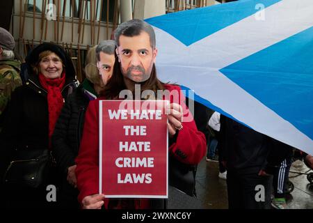 Édimbourg Écosse, Royaume-Uni 1er avril 2024. Plusieurs centaines de personnes se rassemblent au Parlement écossais pour protester contre la nouvelle loi sur les crimes de haine. crédit sst/alamy live news Banque D'Images