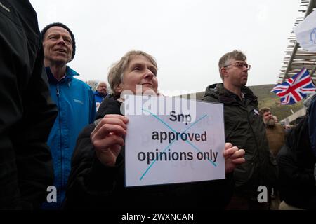 Édimbourg Écosse, Royaume-Uni 1er avril 2024. Plusieurs centaines de personnes se rassemblent au Parlement écossais pour protester contre la nouvelle loi sur les crimes de haine. crédit sst/alamy live news Banque D'Images