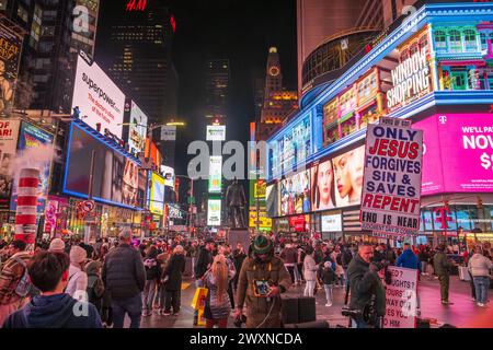 Times Square est un carrefour commercial majeur, une destination touristique, un centre de divertissement et un quartier dans Midtown Manhattan, New York City, United Banque D'Images