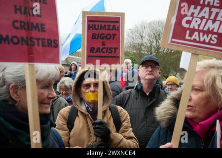 Édimbourg Écosse, Royaume-Uni 1er avril 2024. Plusieurs centaines de personnes se rassemblent au Parlement écossais pour protester contre la nouvelle loi sur les crimes de haine. crédit sst/alamy live news Banque D'Images