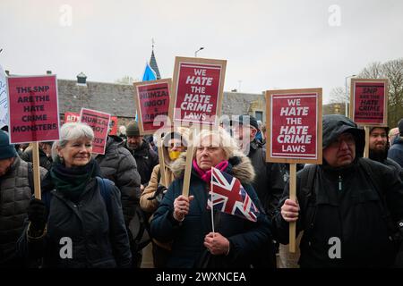 Édimbourg Écosse, Royaume-Uni 1er avril 2024. Plusieurs centaines de personnes se rassemblent au Parlement écossais pour protester contre la nouvelle loi sur les crimes de haine. crédit sst/alamy live news Banque D'Images