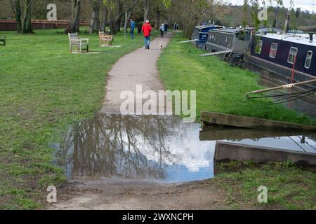 Cookham, Berkshire, Royaume-Uni. 1er avril 2024. Une alerte aux inondations est en place pour la Tamise à Cookham, Maidenhead, Berkshire après de fortes pluies ces derniers jours. Crédit : Maureen McLean/Alamy Live News Banque D'Images