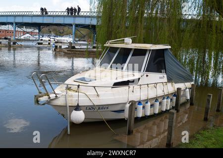 Cookham, Berkshire, Royaume-Uni. 1er avril 2024. Une alerte aux inondations est en place pour la Tamise à Cookham, Maidenhead, Berkshire après de fortes pluies ces derniers jours. Crédit : Maureen McLean/Alamy Live News Banque D'Images