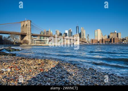 Vue depuis Dumbo Park dans le quartier New-yorkais de Brooklyn, regardant vers Brooklyn Bridge et Manhattan. Banque D'Images