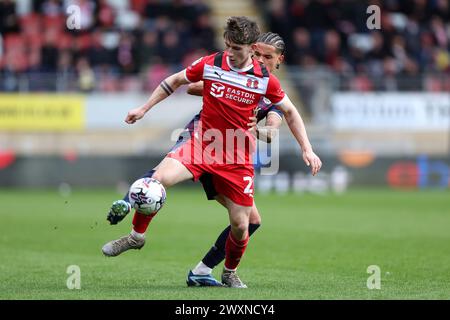 Ollie O'Neill de Leyton Orient (à gauche) et Jadel Katongo de Peterborough United se battent pour le ballon lors du match de Sky Bet League One au Gaughan Group Stadium, à Londres. Date de la photo : lundi 1er avril 2024. Banque D'Images