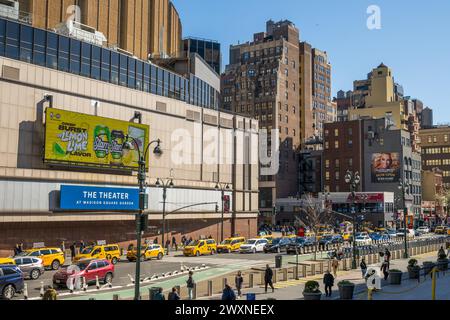 Le théâtre de Madison Square Garden New York USA, dans la ville animée avec des taxis jaunes et les transports en commun Banque D'Images