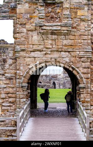 Vue sur le comté historique de St Andrews du XIIIe siècle Castle Fife, Écosse Banque D'Images