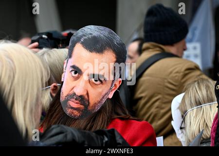 Édimbourg, Écosse, Royaume-Uni. 1er avril 2024. Protestation à Holyrood contre la loi écossaise sur les crimes de haine qui est entrée en vigueur à partir d'aujourd'hui. La législation devrait déclencher une avalanche de plaintes auprès de la police écossaise, et même si aucun crime n'a été commis, un «incident non criminel» sera enregistré dans le dossier. Crédit : Craig Brown/Alamy Live News Banque D'Images