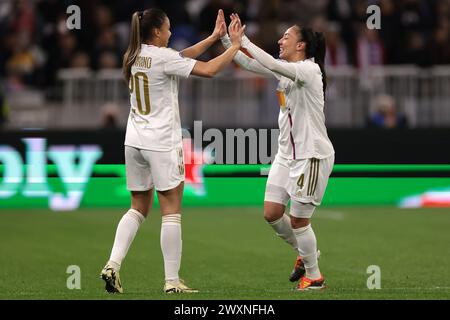 Lyon, France. 27 mars 2024. Selma Bacha, lyonnaise, célèbre avec sa coéquipière Delphine Cascarino lors du match de l'UEFA Womens Champions League au OL Stadium de Lyon. Le crédit photo devrait se lire : Jonathan Moscrop/Sportimage crédit : Sportimage Ltd/Alamy Live News Banque D'Images