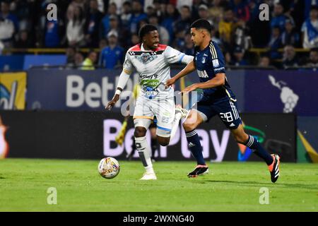 Bogota, Colombie. 30 mars 2024. Juan Jose Guevara Possu (l) et Millonarios Stiven Vega de Fortaleza lors du match de la ligue BetPlay DIMAYOR entre Millonarios (2) et Fortaleza (1) à Bogota, Colombie, le 30 mars 2024. Photo par : Cristian Bayona/long Visual Press crédit : long Visual Press/Alamy Live News Banque D'Images