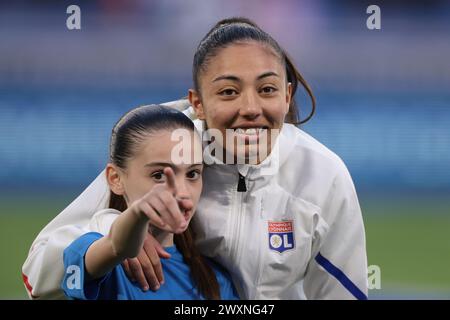 Lyon, France. 27 mars 2024. Selma Bacha, lyonnaise, réagit avec une jeune mascotte pendant la phase précédant le match de Ligue des Champions de l'UEFA au stade OL de Lyon. Le crédit photo devrait se lire : Jonathan Moscrop/Sportimage crédit : Sportimage Ltd/Alamy Live News Banque D'Images