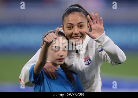 Lyon, France. 27 mars 2024. Selma Bacha, lyonnaise, réagit avec une jeune mascotte pendant la phase précédant le match de Ligue des Champions de l'UEFA au stade OL de Lyon. Le crédit photo devrait se lire : Jonathan Moscrop/Sportimage crédit : Sportimage Ltd/Alamy Live News Banque D'Images