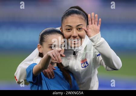 Lyon, France. 27 mars 2024. Selma Bacha, lyonnaise, réagit avec une jeune mascotte pendant la phase précédant le match de Ligue des Champions de l'UEFA au stade OL de Lyon. Le crédit photo devrait se lire : Jonathan Moscrop/Sportimage crédit : Sportimage Ltd/Alamy Live News Banque D'Images