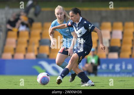 Lilyfield, Australie. 31 mars 2024. Taylor Jade Ray (à gauche) du Sydney FC et Alexandra Carla Chidiac (à droite) du Melbourne Victory FC sont vus en action lors du 2023-24 match Liberty A-League de la saison 22 entre le Sydney FC et Melbourne Victory tenu au Leichhardt Oval. Score final Sydney FC 0:4 Melbourne Victory FC. Crédit : SOPA images Limited/Alamy Live News Banque D'Images