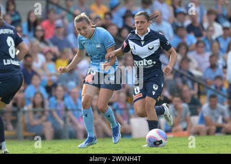 Lilyfield, Australie. 31 mars 2024. Mackenzie Jade Hawkesby (à gauche) du Sydney FC et Alexandra Carla Chidiac (à droite) du Melbourne Victory FC sont vus en action lors du match de la 22e ronde de la saison Liberty A-League 2023-24 entre le Sydney FC et Melbourne Victory tenu au Leichhardt Oval. Score final Sydney FC 0:4 Melbourne Victory FC. Crédit : SOPA images Limited/Alamy Live News Banque D'Images