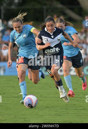 Lilyfield, Australie. 31 mars 2024. Mackenzie Jade Hawkesby (à gauche) du Sydney FC et Alexandra Carla Chidiac (à droite) du Melbourne Victory FC sont vus en action lors du match de la 22e ronde de la saison Liberty A-League 2023-24 entre le Sydney FC et Melbourne Victory tenu au Leichhardt Oval. Score final Sydney FC 0:4 Melbourne Victory FC. Crédit : SOPA images Limited/Alamy Live News Banque D'Images