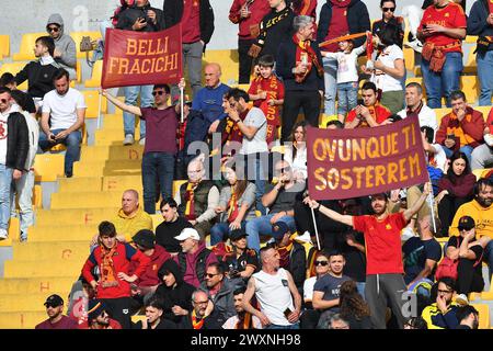 Lecce, Italie. 01st Apr, 2024. Fans et supporters D'AS Roma lors du match de football Serie A TIM entre l'US Lecce et L'AS Roma au stade via del Mare à Lecce, en Italie, lundi 1er avril 2024. (Crédit image : © Giovanni Evangelista/LaPresse) crédit : LaPresse/Alamy Live News Banque D'Images