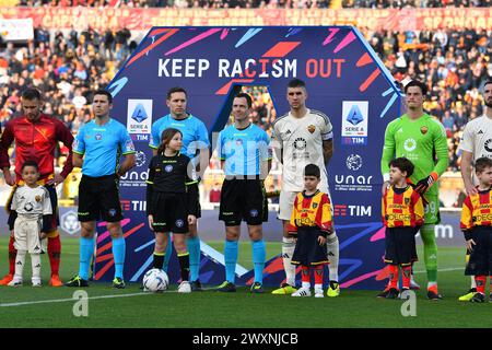 Lecce, Italie. 01st Apr, 2024. Équipes sur le terrain avant le match de football Serie A TIM entre l'US Lecce et L'AS Roma au stade via del Mare à Lecce, en Italie, le lundi 1er avril 2024. (Crédit image : &#xa9 ; Giovanni Evangelista/LaPresse) crédit : LaPresse/Alamy Live News Banque D'Images