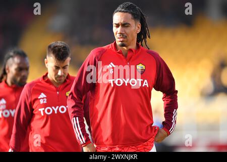 Lecce, Italie. 01st Apr, 2024. Le défenseur de L'AS Roma Chris Smalling (6 AS Roma) en action lors du match de football Serie A TIM entre l'US Lecce et L'AS Roma au stade via del Mare à Lecce, en Italie, lundi 1er avril 2024. (Crédit image : © Giovanni Evangelista/LaPresse) crédit : LaPresse/Alamy Live News Banque D'Images