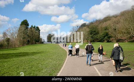 Un groupe de visiteurs se dirigeant vers Haigh Hall, Haigh Country Park, Wigan, Lancashire, Royaume-Uni, L'Europe au printemps 2024 Banque D'Images