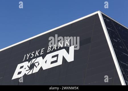 Herning, Danemark - 13 mai 2018 : Jyske Bank Boxen signe sur un bâtiment. Jyske Bank Boxen est une arène intérieure située à Herning, au Danemark Banque D'Images