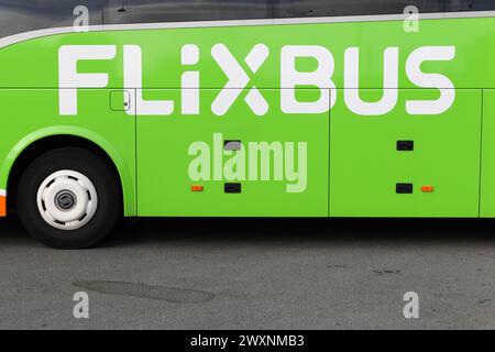 Aarhus, Danemark - 16 juin 2018 : bus FlixBus sur une gare. FlixBus est une marque qui propose un service de bus interurbains en Europe Banque D'Images