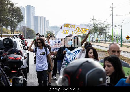 Medellin, Colombie. 01st Apr, 2024. Des manifestants prennent part à une manifestation contre la pollution atmosphérique et les odeurs à Bello, au nord de Medellin, en Colombie, le 1er avril 2024. Photo par : Juan J. Eraso/long Visual Press crédit : long Visual Press/Alamy Live News Banque D'Images