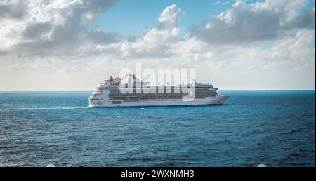 Nassau, Bahamas - 20 novembre 2023 : bateau de croisière Royal Caribbean Independence of the Seas aux Bahamas. Banque D'Images