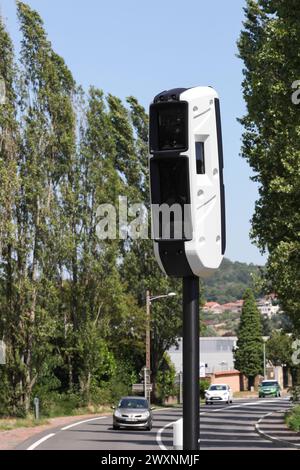 Contrôle radar multi-violation sur une route en France Banque D'Images