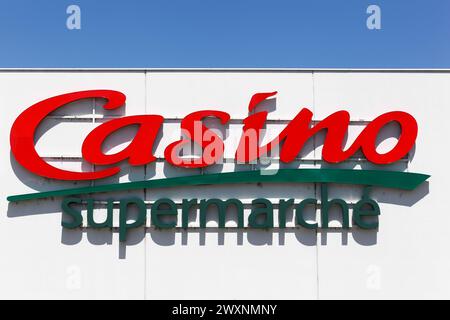 Vaulx en Velin, France - 13 juin 2019 : logo du supermarché Casino sur un mur. Casino est une chaîne d'hypermarchés et de supermarchés basée à Saint Etienne Banque D'Images