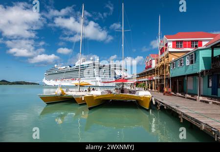 St John's, Antigua - 28 novembre 2023 : Oceania Cruises Vista navire dans le port de St Johns, Antigua. Banque D'Images