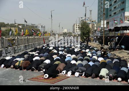 Les musulmans chiites en deuil à Hazrat Ali Al-Murtaza (A.S.) offrent la prière Salat-e-Zohrain à l'occasion de Youm-e-Ali (A.S.), le jour du martyre 21ème Ramadan- ul-Moubarak, sur la route M.A Jinnah à Karachi le lundi 1er avril 2024. Crédit : Pakistan Press International (PPI)/Alamy Live News Banque D'Images